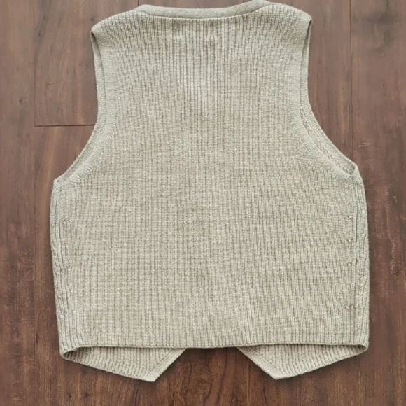 Universal Thread Women's Button-Front Sweater Vest - Picture 9 of 9